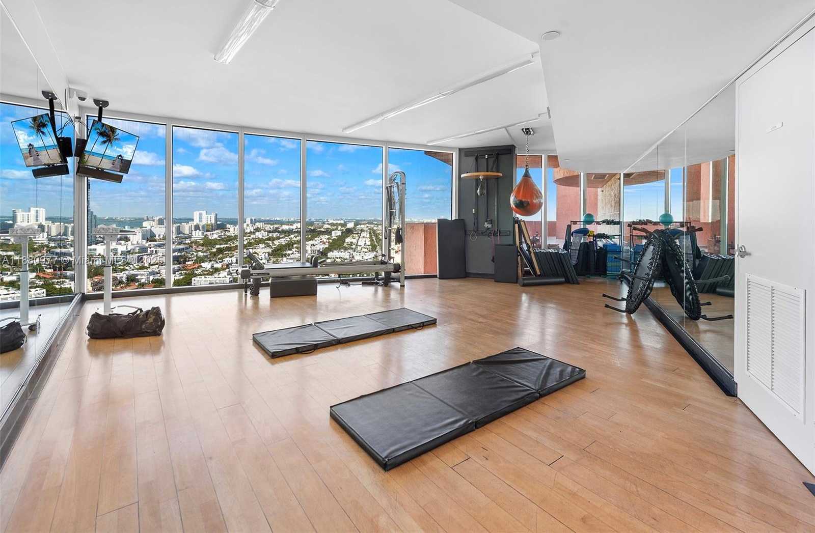 Small Image of 300 SOUTH POINTE DR #504, Miami Beach Number 58