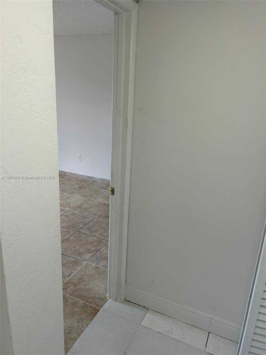 Small Image of 8840 FONTAINEBLEAU BLVD #401, Miami Number 7