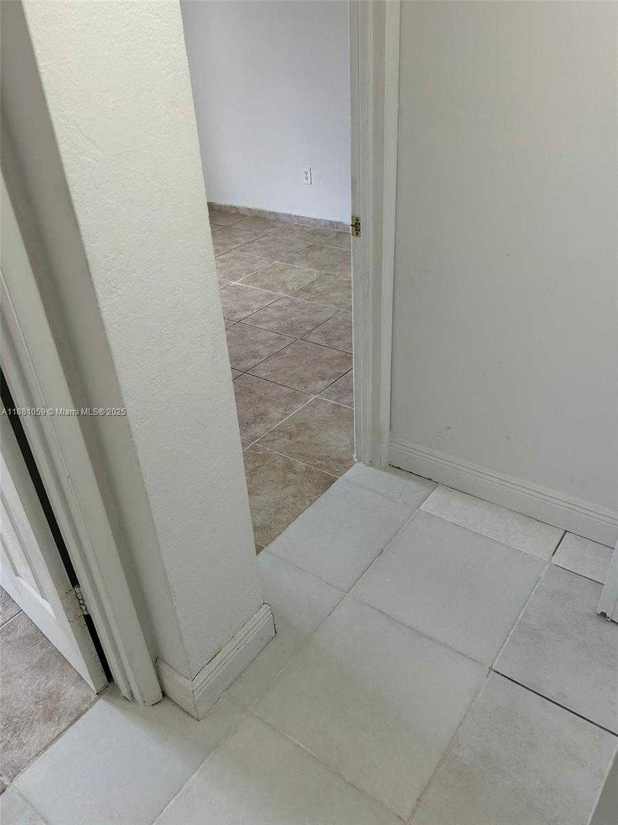 Small Image of 8840 FONTAINEBLEAU BLVD #401, Miami Number 9