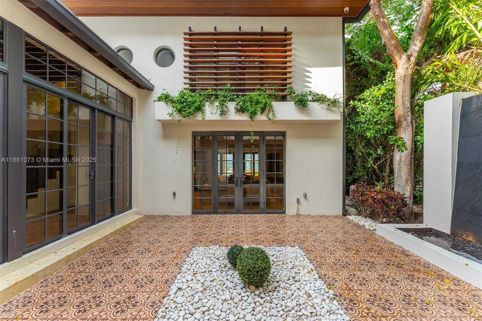 Small Image of 1277 NORTH VENETIAN WAY, Miami Number 11