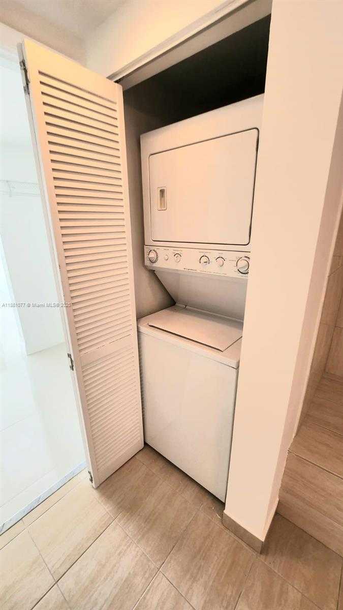 Small Image of 1750 NORTH BAYSHORE DR #2010, Miami Number 20