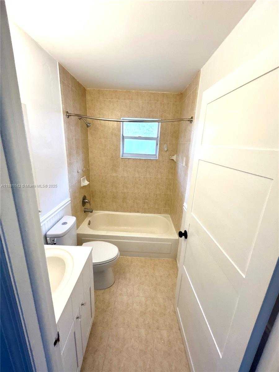Small Image of 18800 NORTH WEST 84TH AVE, Hialeah Number 7