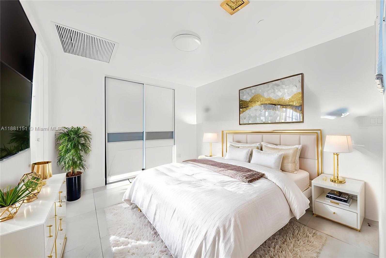 Small Image of 485 BRICKELL AVE #2209, Miami Number 4