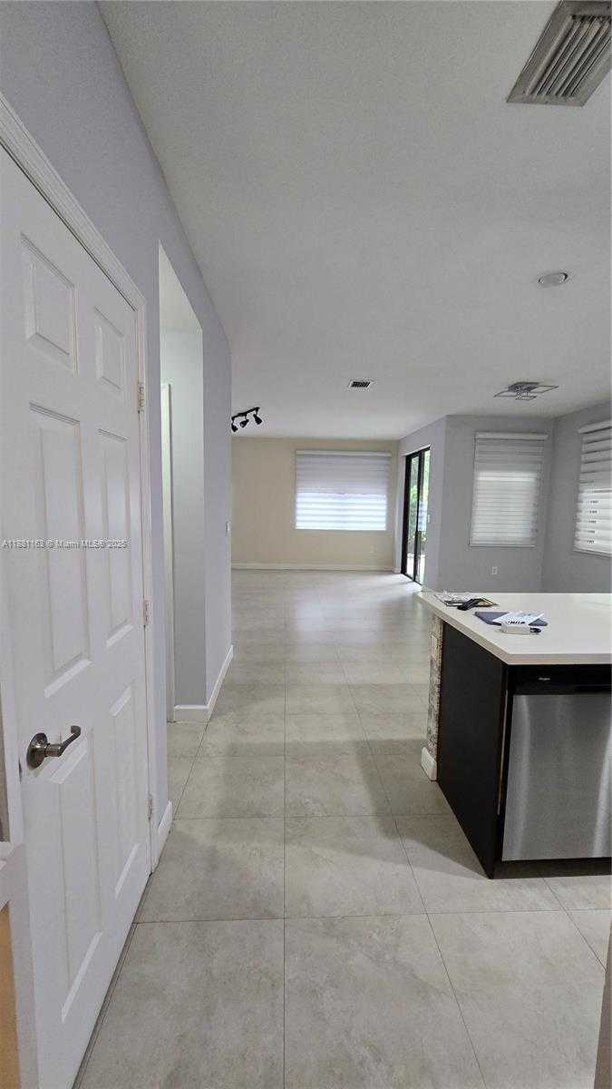 Small Image of 10320 NORTH WEST 70TH TER #10320, Doral Number 12