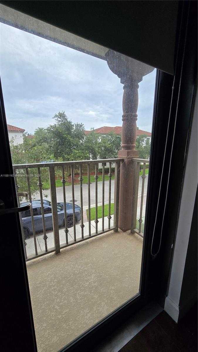 Small Image of 10320 NORTH WEST 70TH TER #10320, Doral Number 18