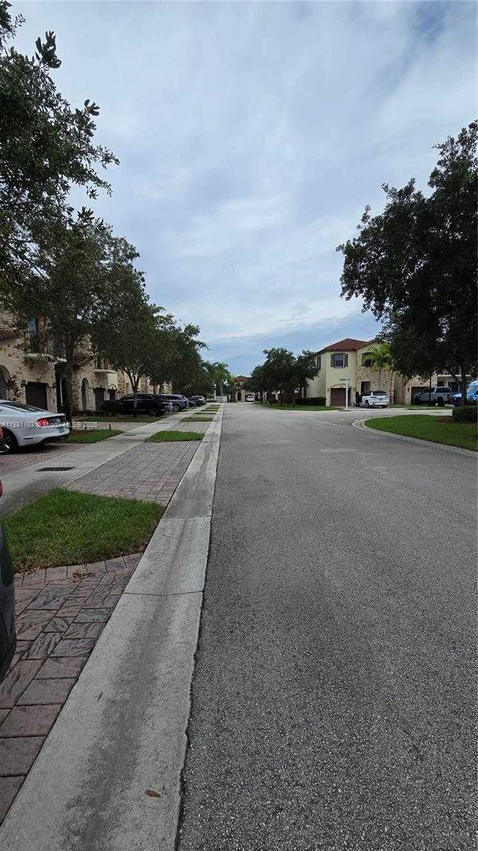 Small Image of 10320 NORTH WEST 70TH TER #10320, Doral Number 26