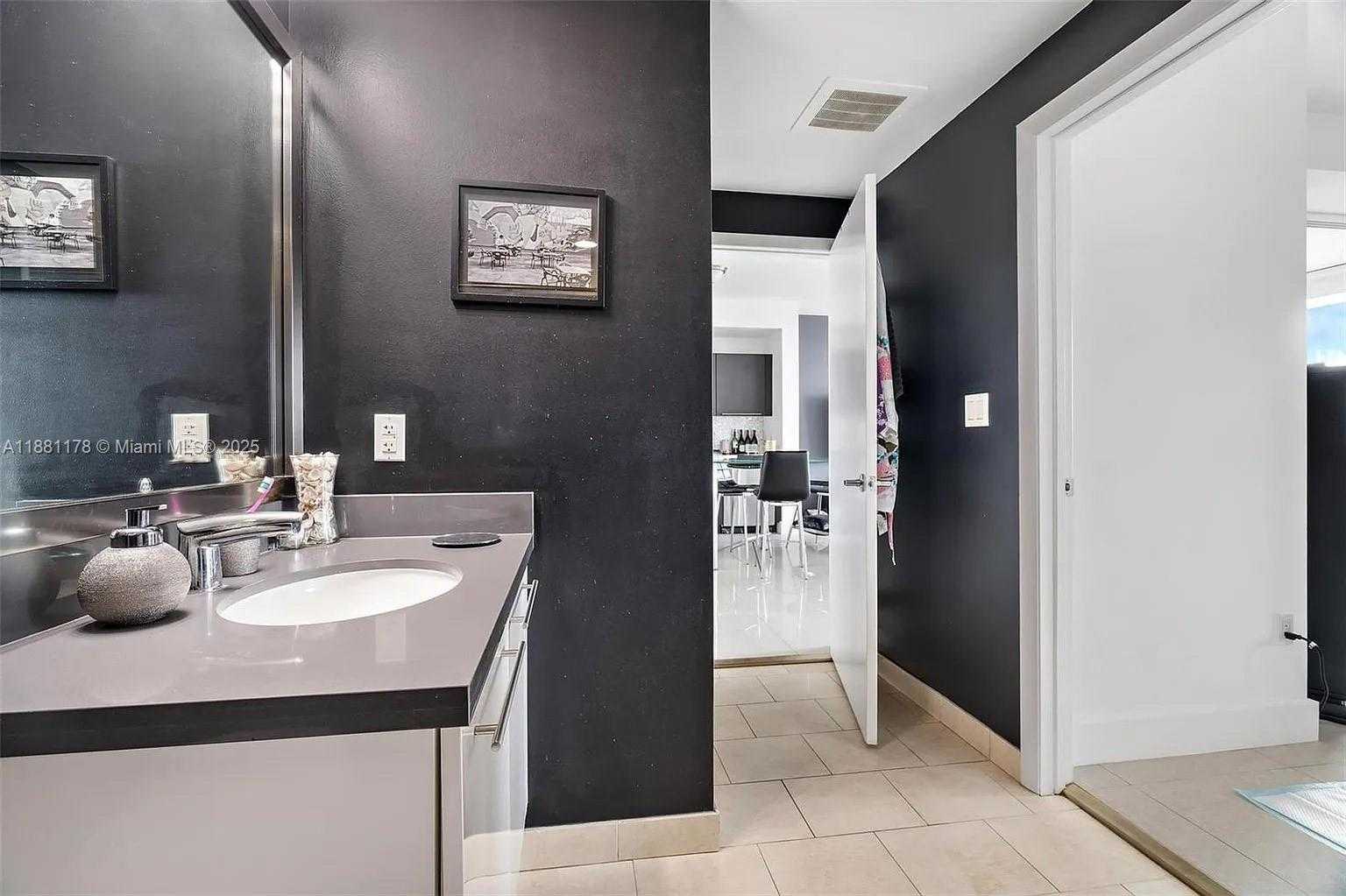 Small Image of 90 SOUTH WEST 3RD ST #1807, Miami Number 17