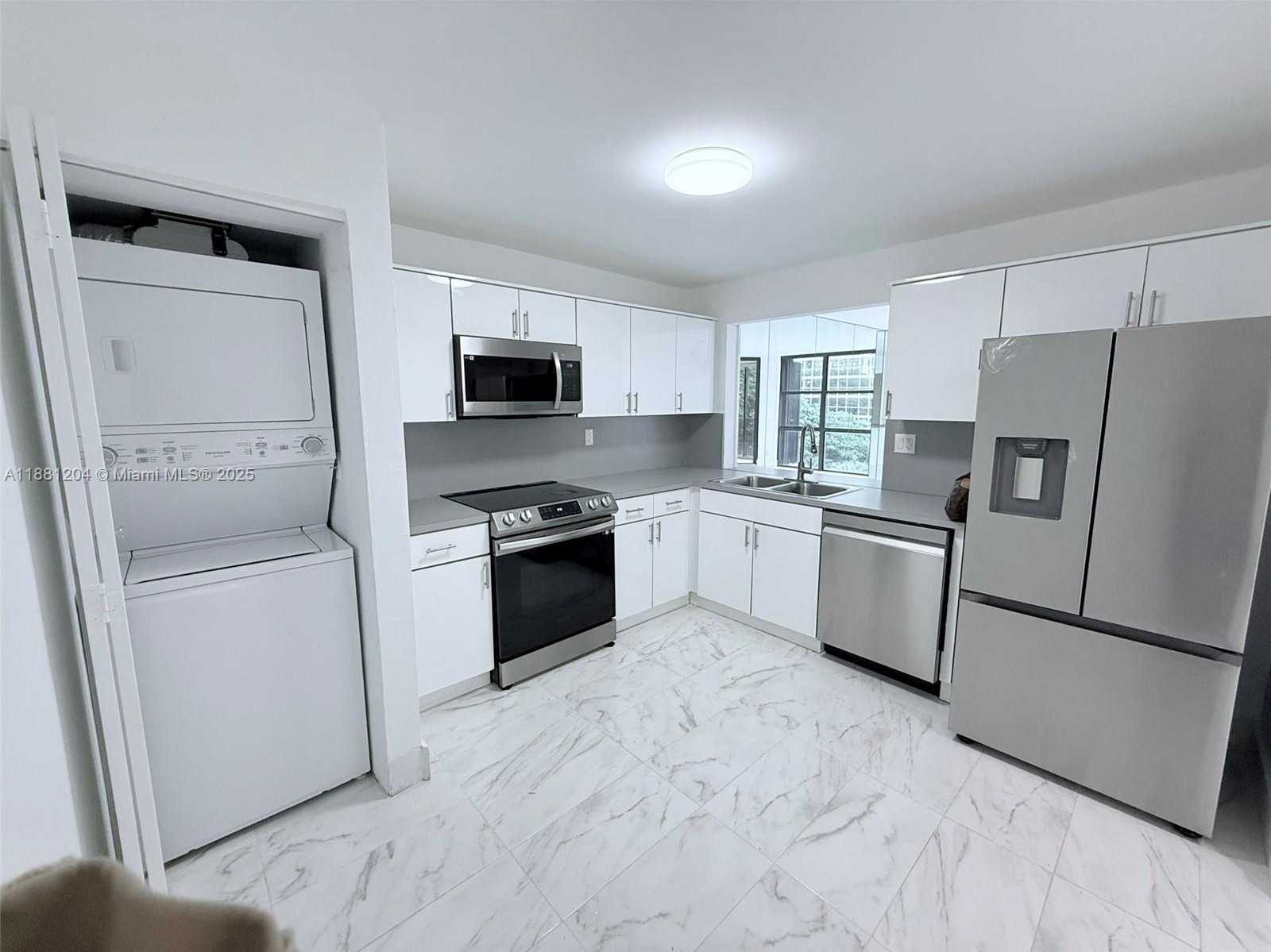 Small Image of 1925 BRICKELL AVE #D610, Miami Number 4