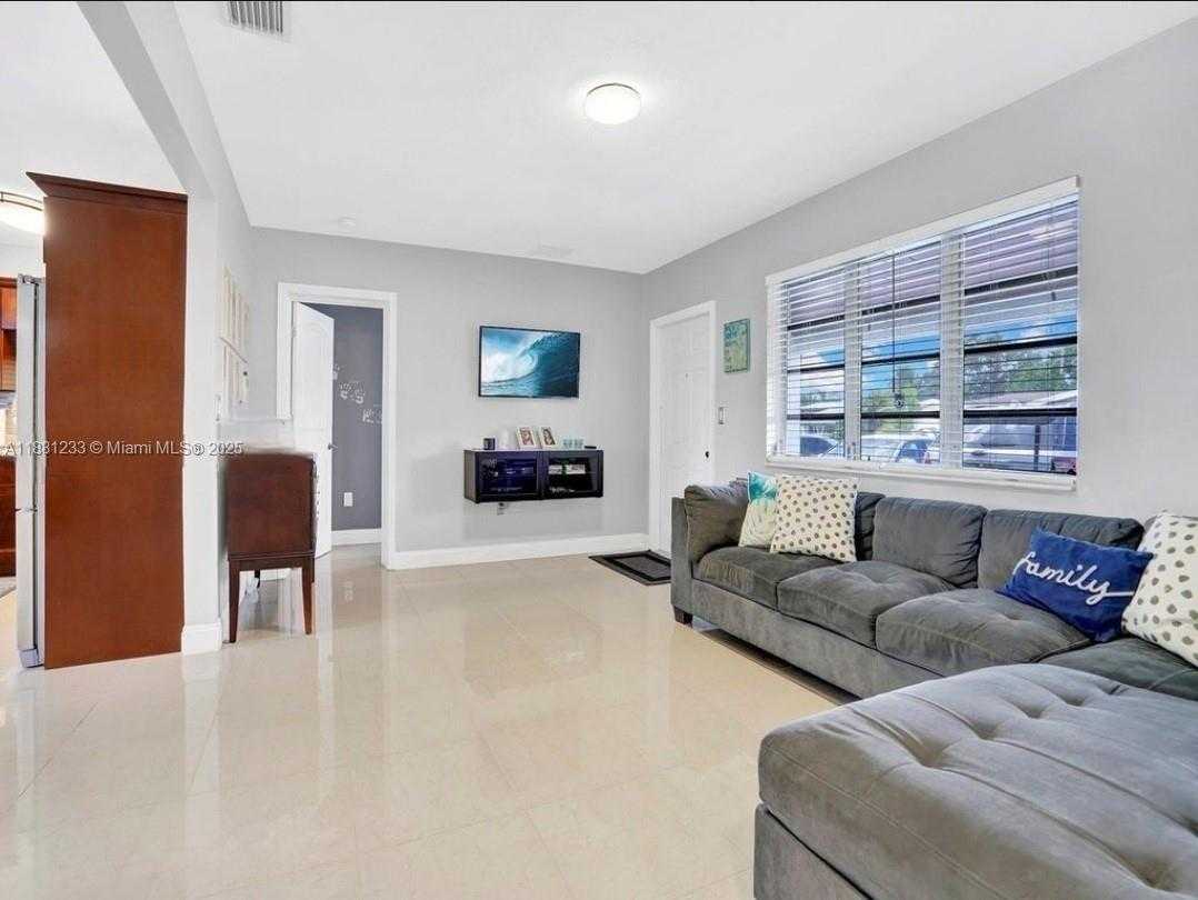 Small Image of 6930 SOUTH WEST 12TH ST, Pembroke Pines Number 3