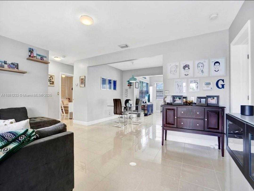 Small Image of 6930 SOUTH WEST 12TH ST, Pembroke Pines Number 4