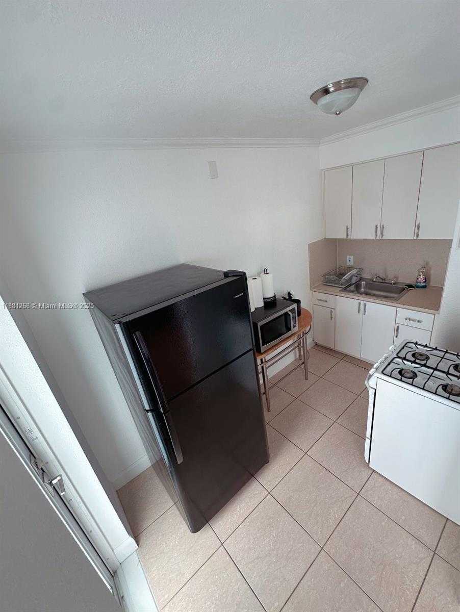 Small Image of 7445 HARDING AVE #213, Miami Beach Number 4