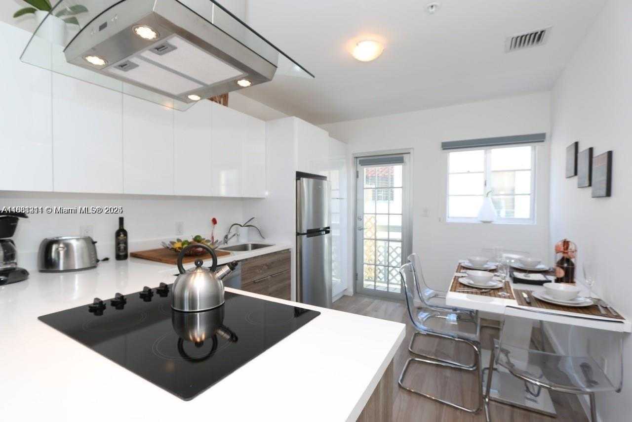 Small Image of 1450 MERIDIAN AVE #206, Miami Beach Number 2