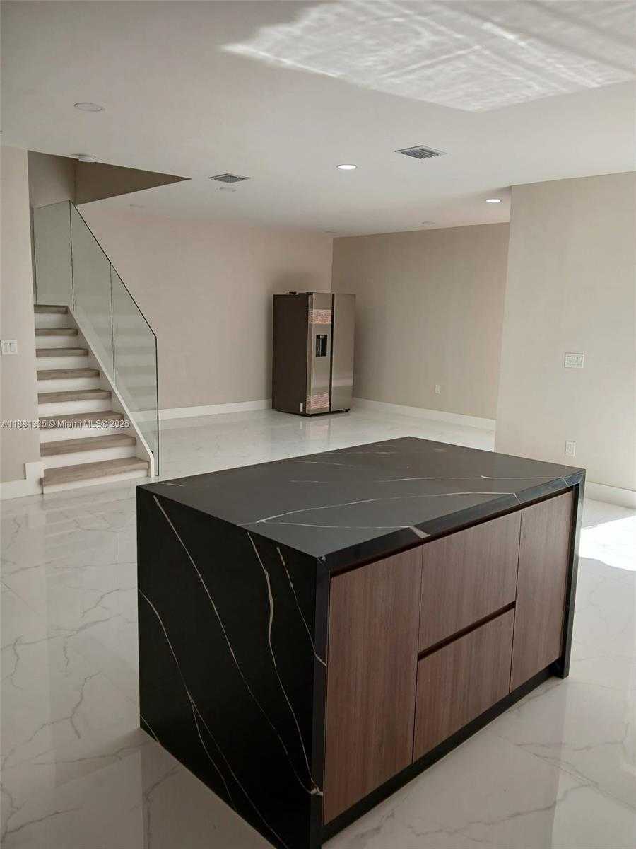 Small Image of 1065 RIVER BIRCH ST #1065, Hollywood Number 5