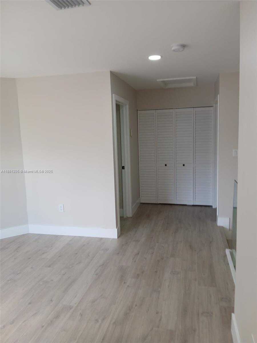 Small Image of 1065 RIVER BIRCH ST #1065, Hollywood Number 9