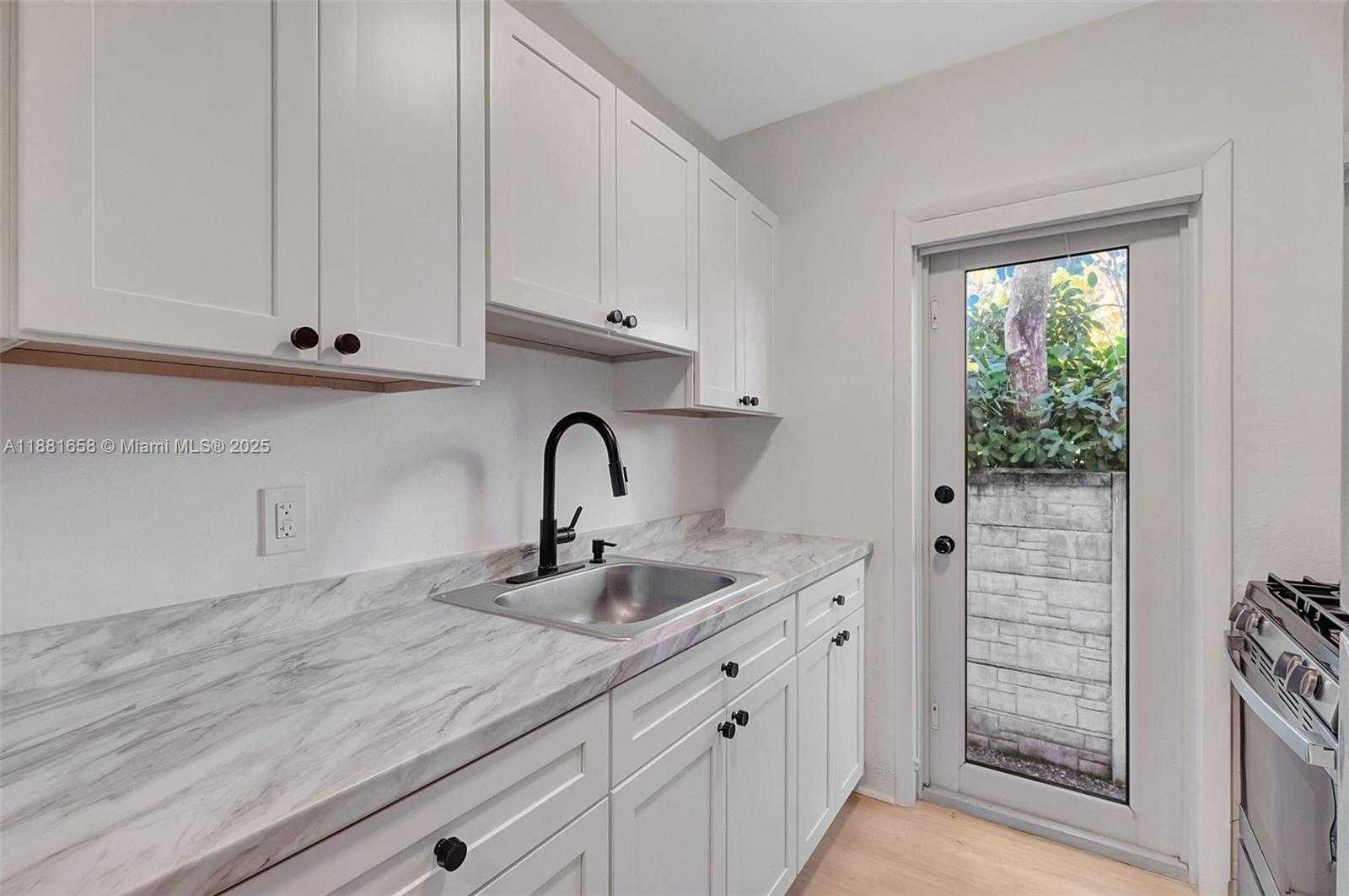 Small Image of 428 COLLINS AVE #2, Miami Beach Number 4