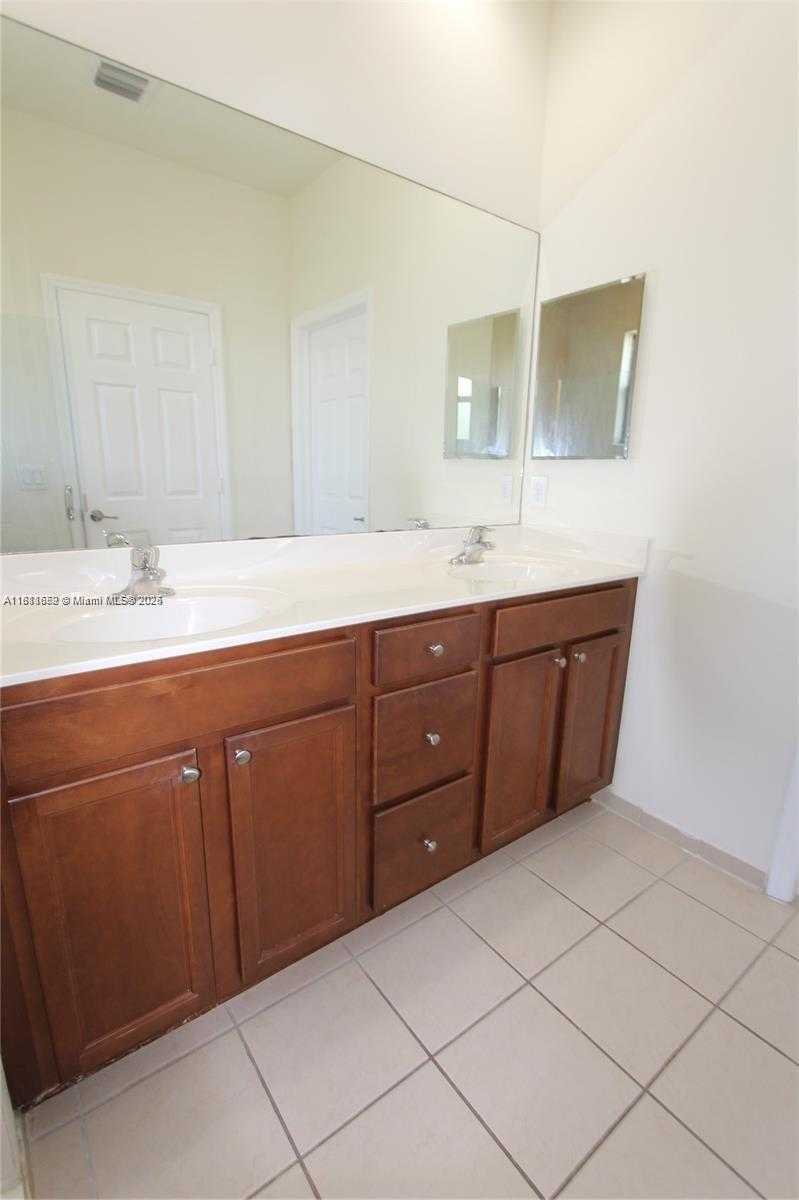 Small Image of 8815 NORTH WEST 102ND CT #8815, Doral Number 4