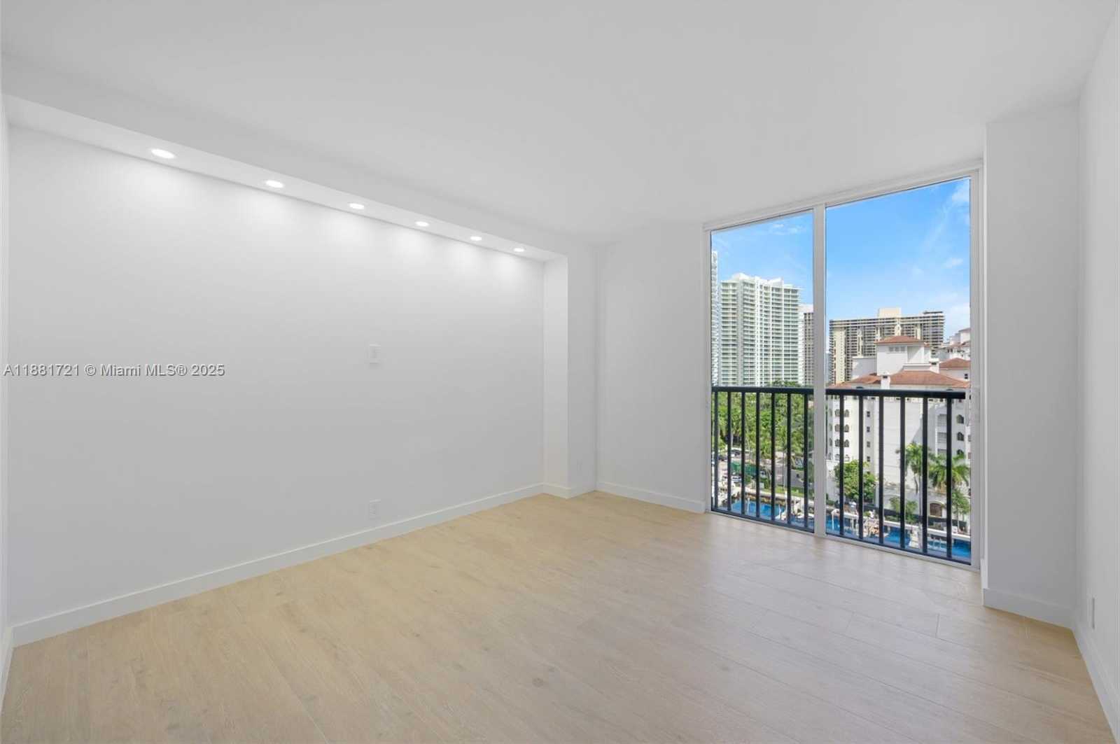 Small Image of Aventura Number 13