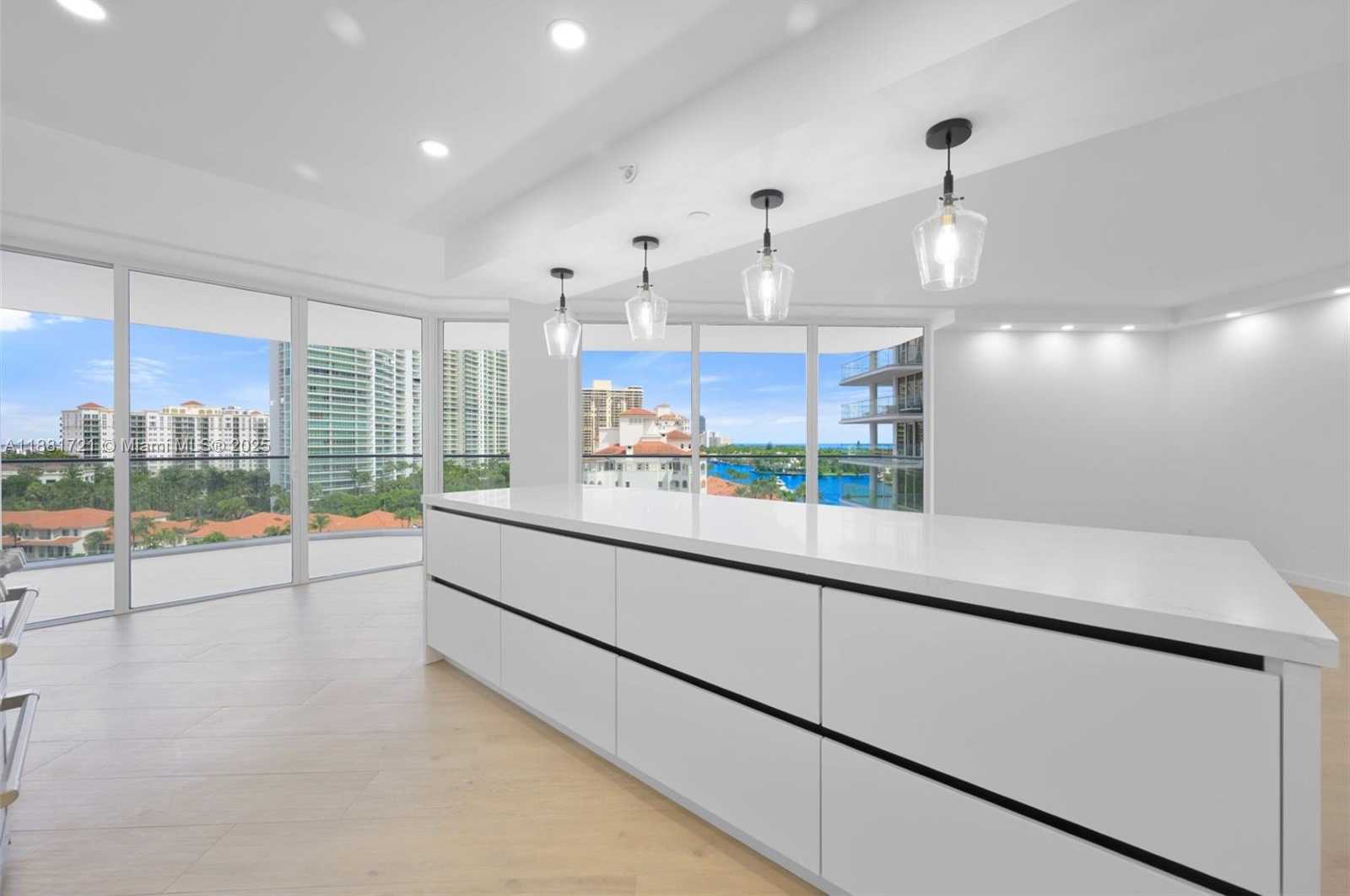 Small Image of Aventura Number 2