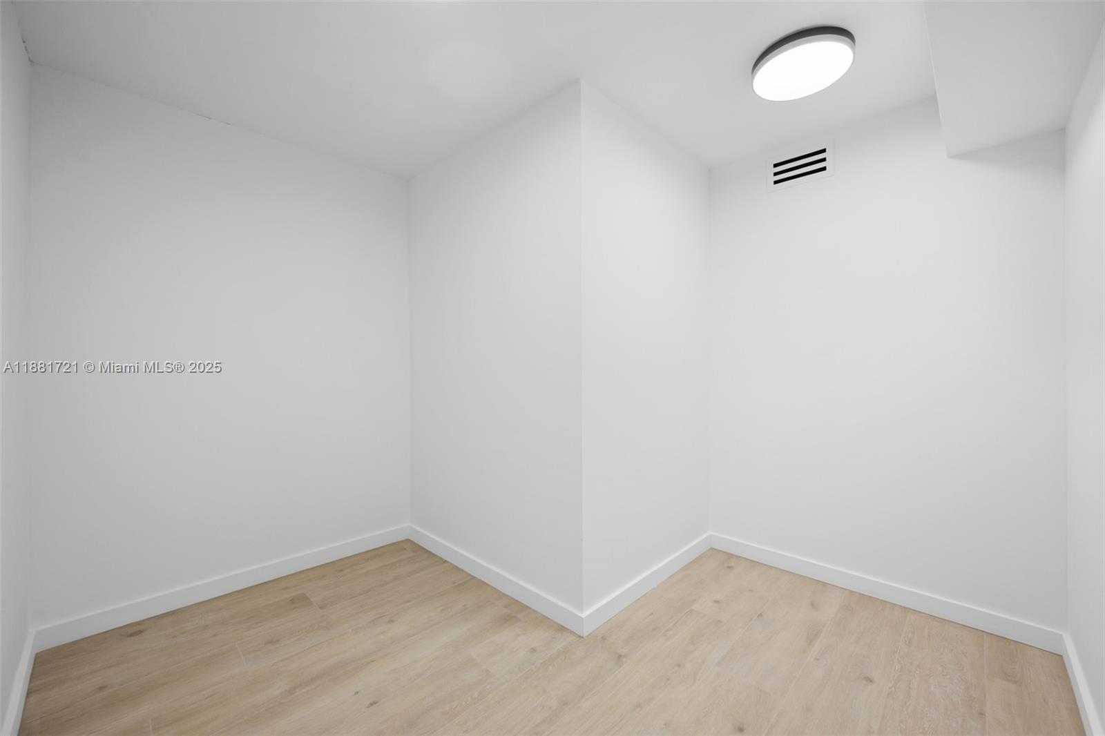 Small Image of Aventura Number 21