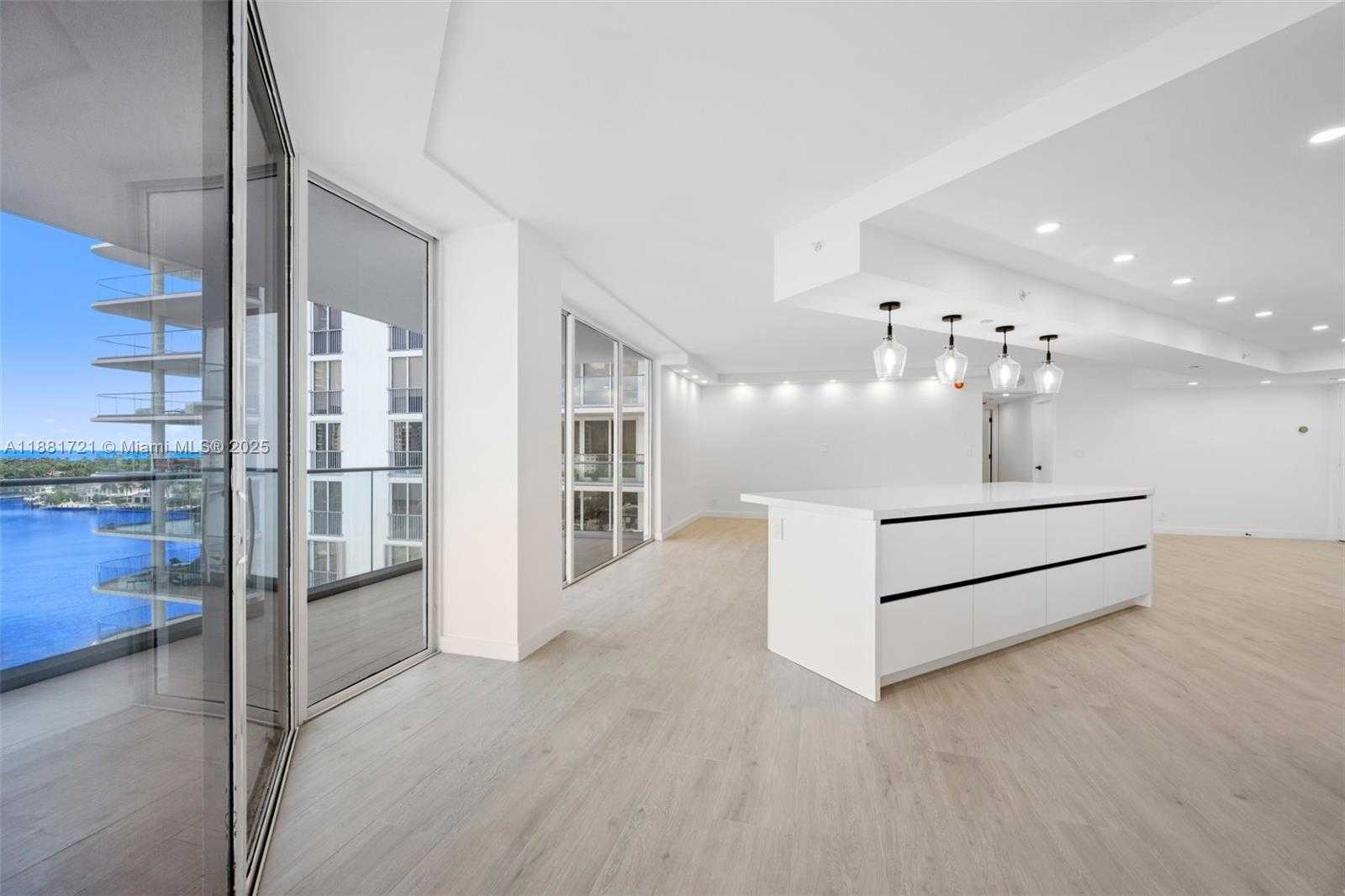 Small Image of Aventura Number 3