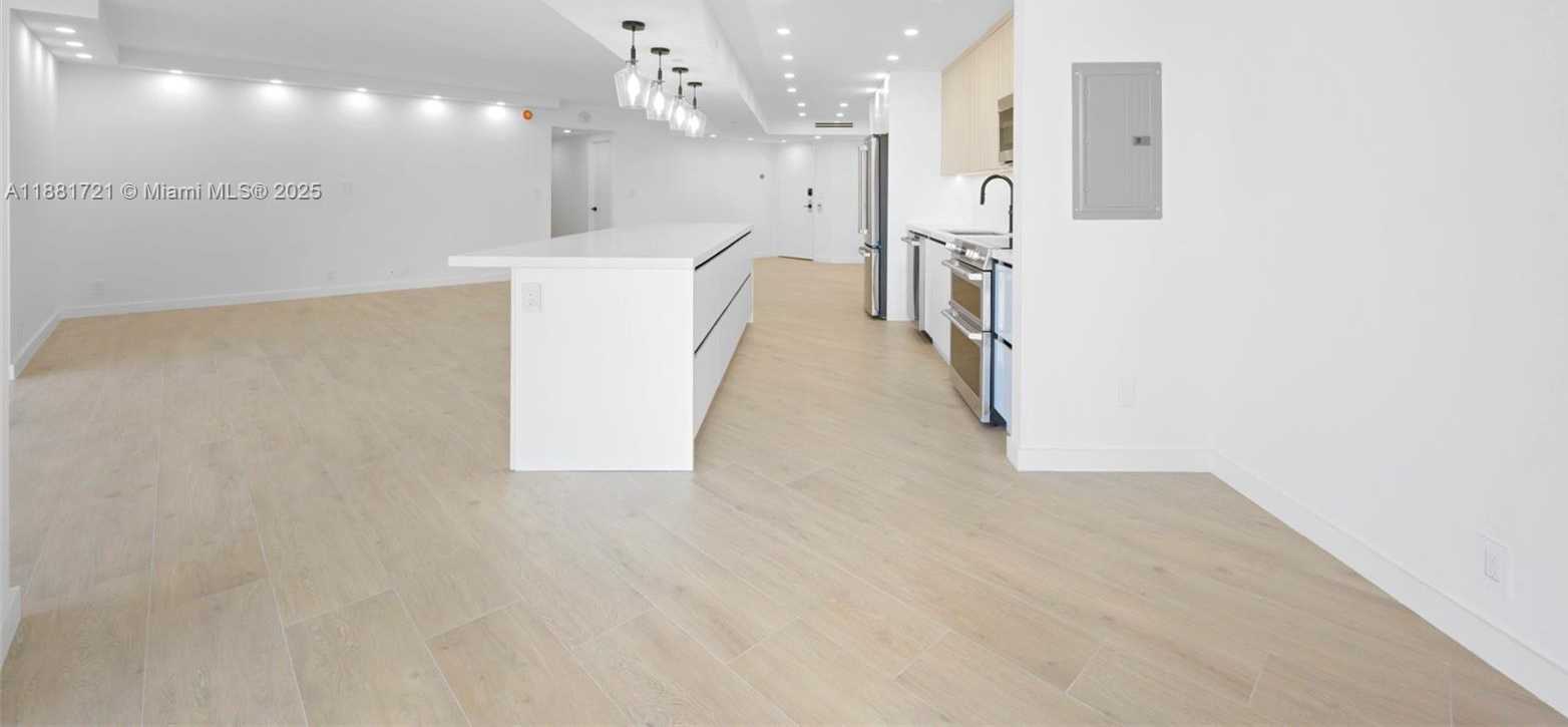 Small Image of Aventura Number 8