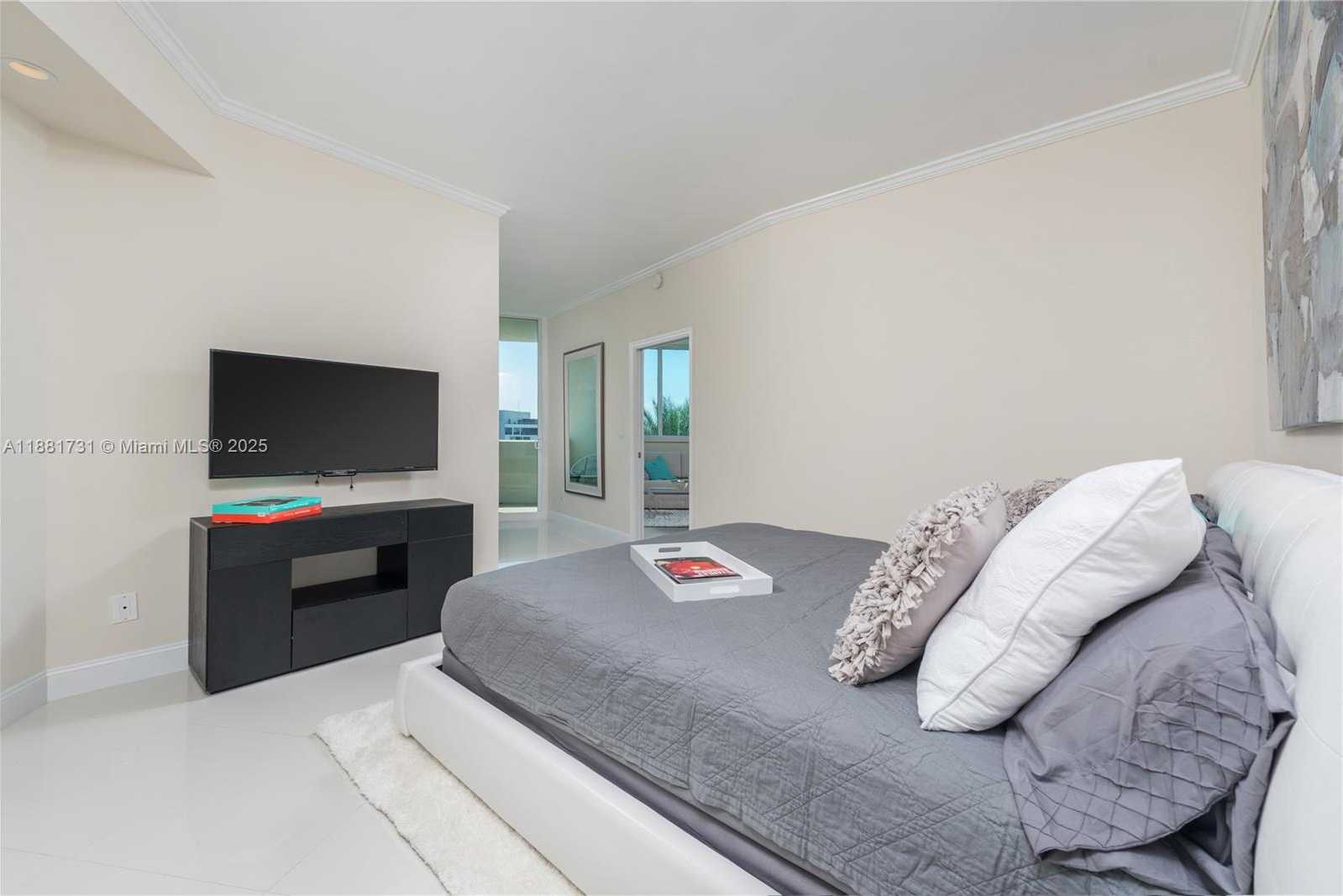 Small Image of 300 SOUTH POINTE DR #706, Miami Beach Number 10