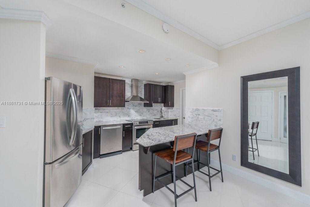 Small Image of 300 SOUTH POINTE DR #706, Miami Beach Number 2