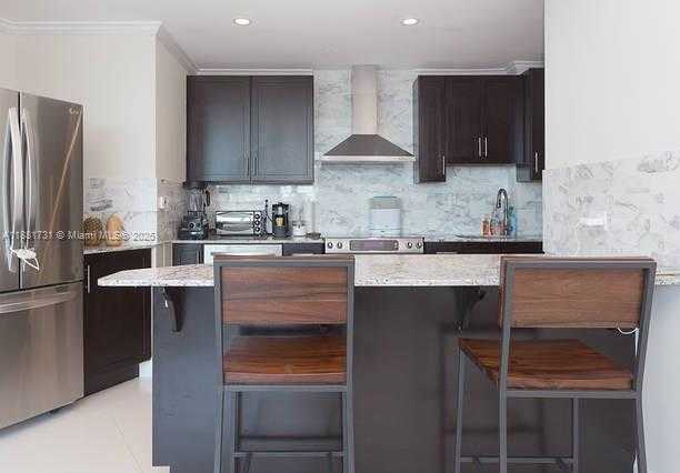 Small Image of 300 SOUTH POINTE DR #706, Miami Beach Number 3