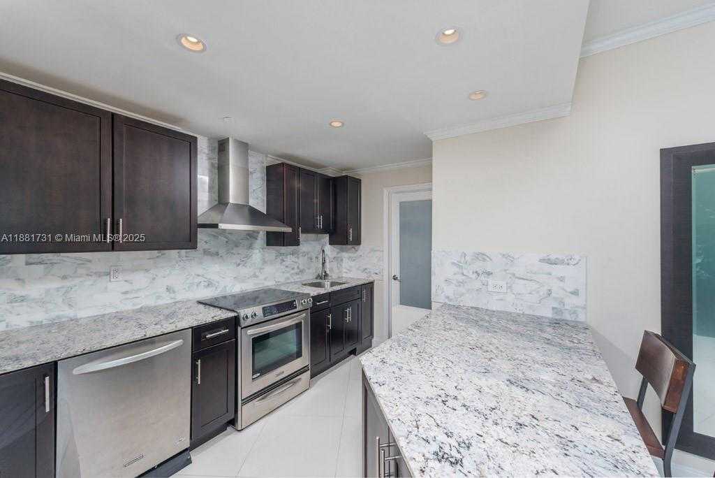 Small Image of 300 SOUTH POINTE DR #706, Miami Beach Number 4