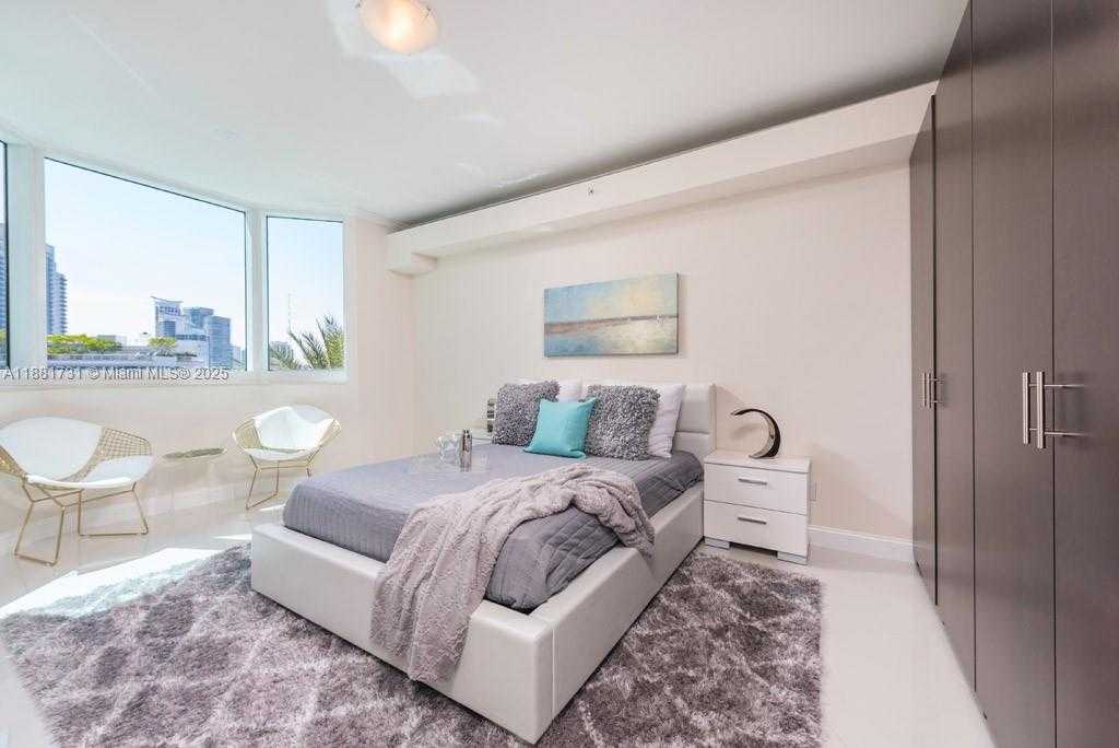 Small Image of 300 SOUTH POINTE DR #706, Miami Beach Number 5
