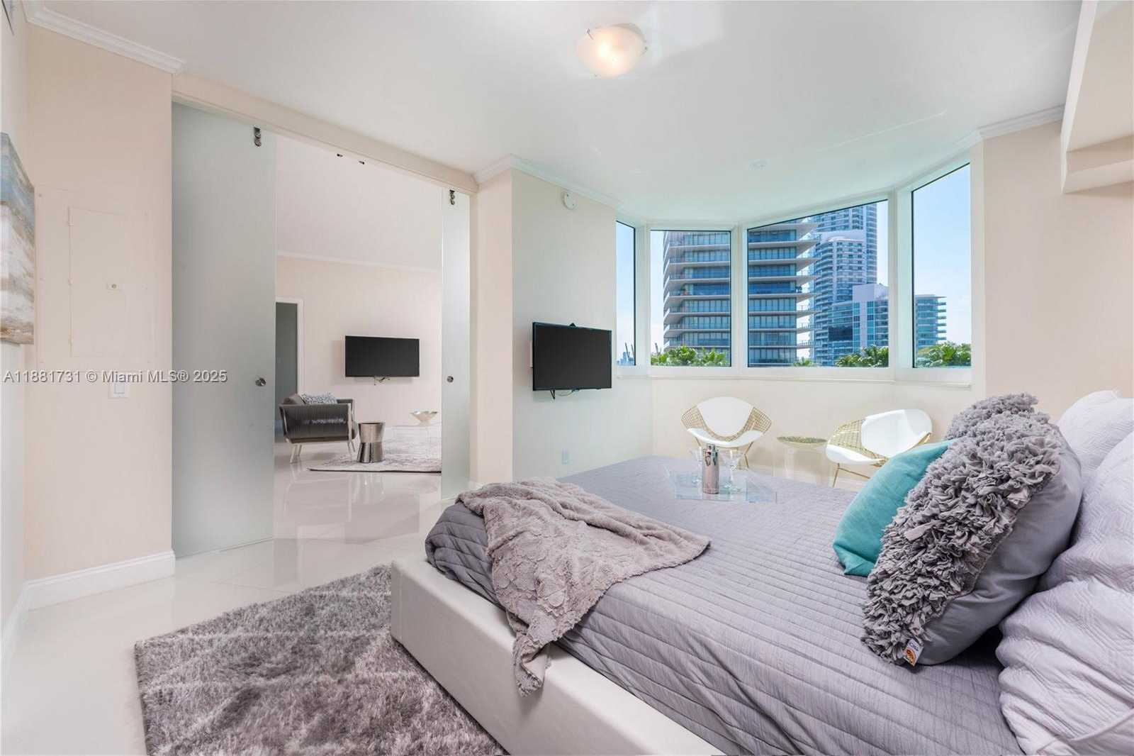Small Image of 300 SOUTH POINTE DR #706, Miami Beach Number 6