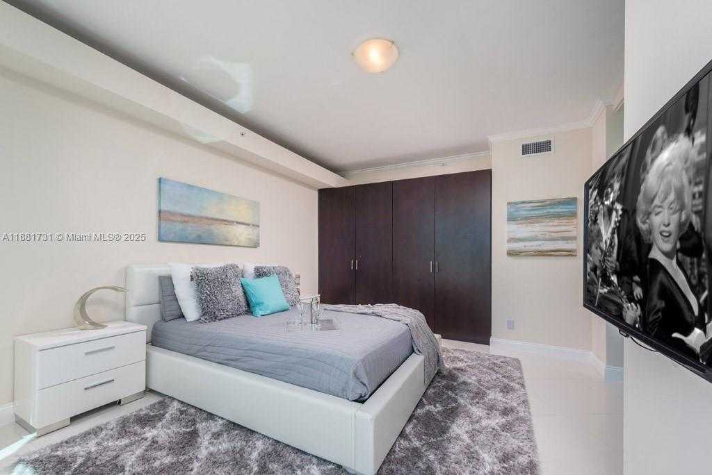 Small Image of 300 SOUTH POINTE DR #706, Miami Beach Number 7