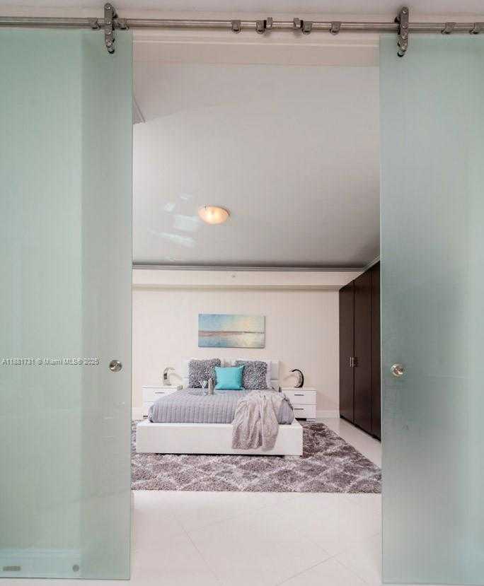 Small Image of 300 SOUTH POINTE DR #706, Miami Beach Number 8