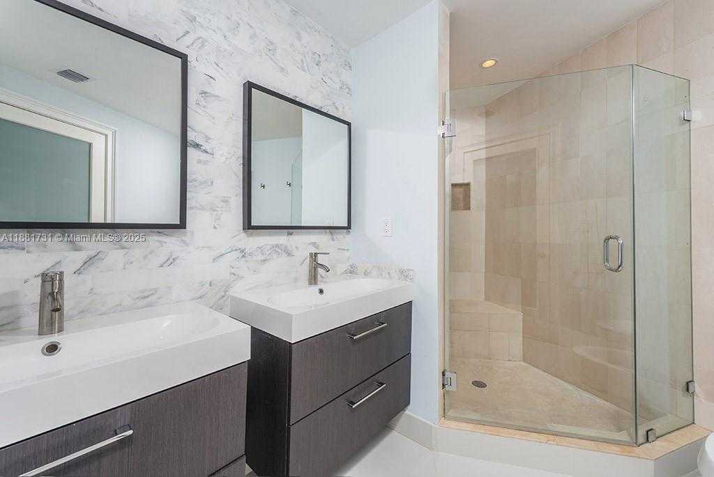 Small Image of 300 SOUTH POINTE DR #706, Miami Beach Number 9