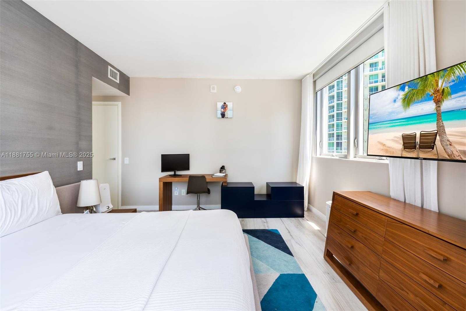 Small Image of 1300 BRICKELL BAY DR #1702, Miami Number 7