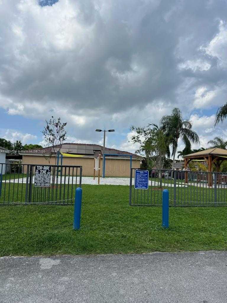 Small Image of 13950 SOUTH WEST 151ST CT, Miami Number 3