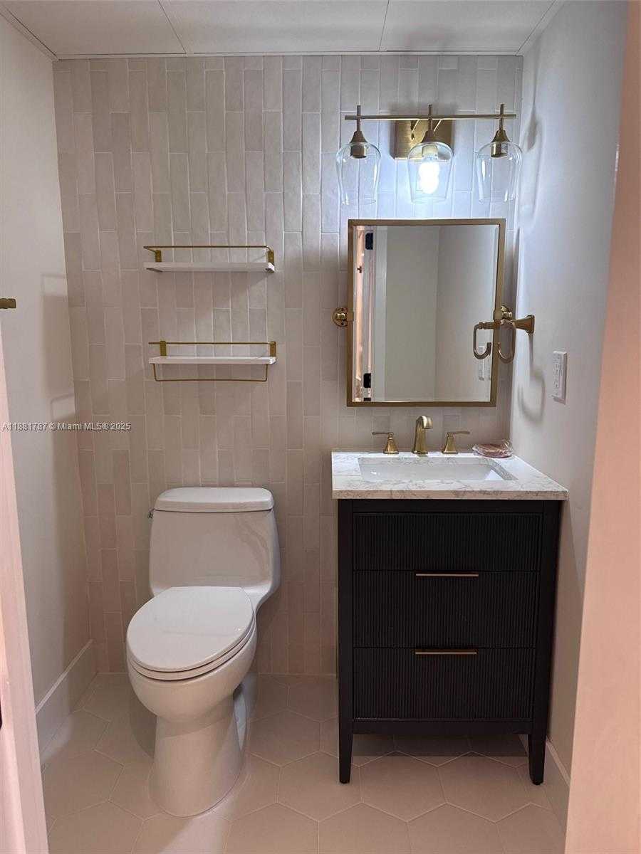 Small Image of 90 EDGEWATER DR #212, Coral Gables Number 10