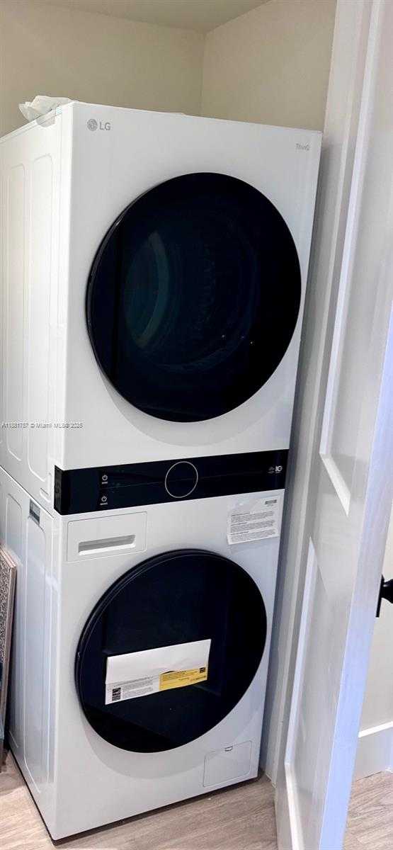 Small Image of 90 EDGEWATER DR #212, Coral Gables Number 12