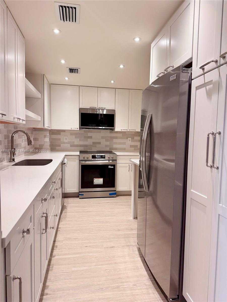 Small Image of 90 EDGEWATER DR #212, Coral Gables Number 4