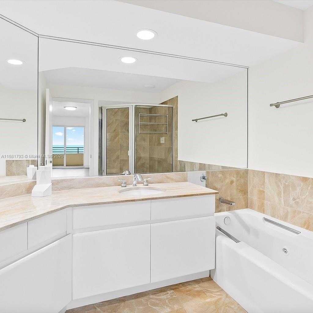 Small Image of 888 BRICKELL KEY #2510, Miami Number 16