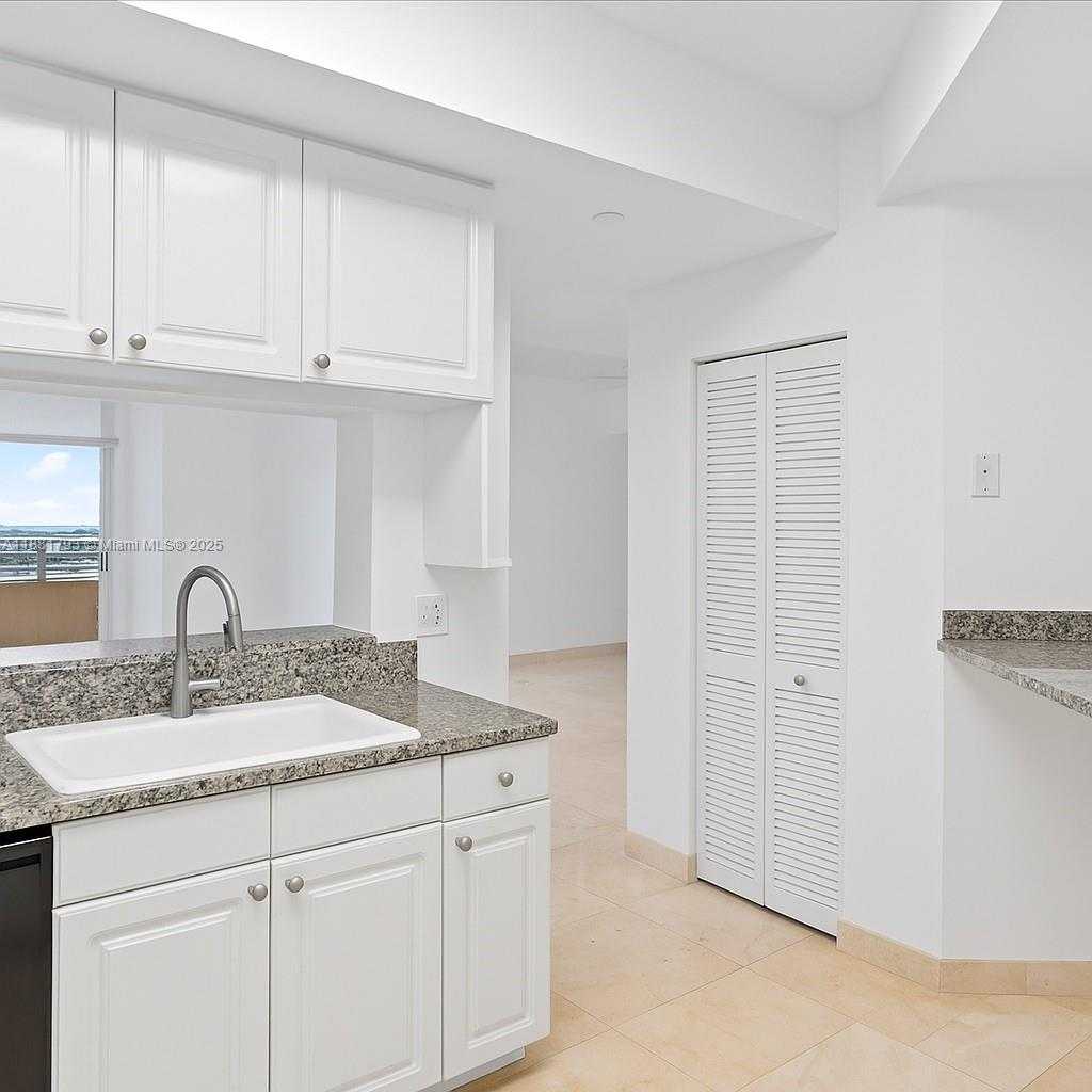 Small Image of 888 BRICKELL KEY #2510, Miami Number 21