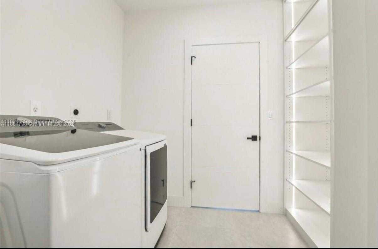 Small Image of 3390 OAK AVE, Miami Number 10
