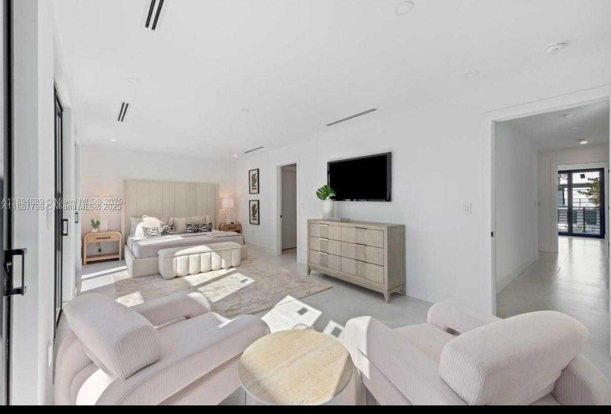 Small Image of 3390 OAK AVE, Miami Number 11