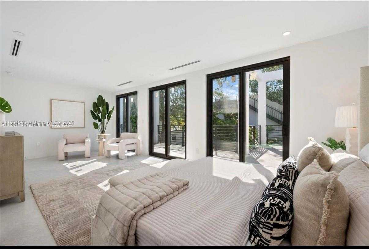 Small Image of 3390 OAK AVE, Miami Number 12