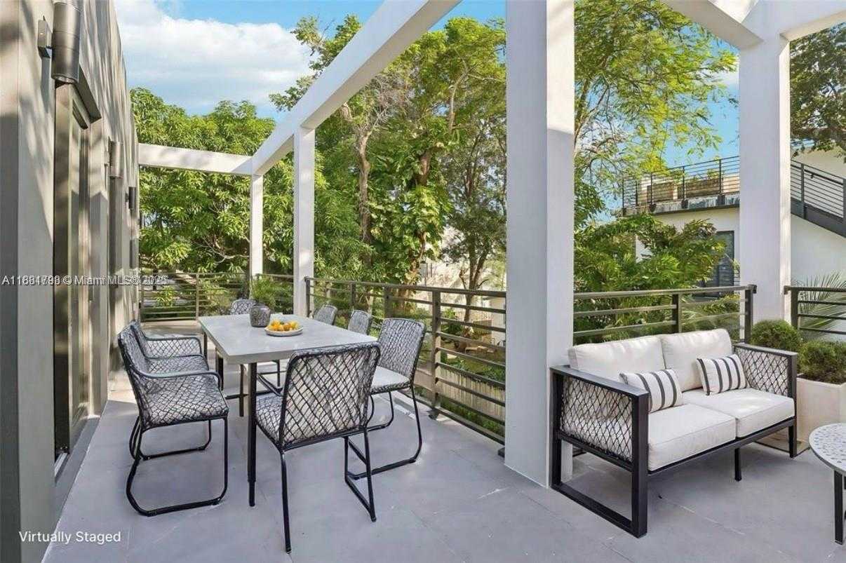 Small Image of 3390 OAK AVE, Miami Number 13