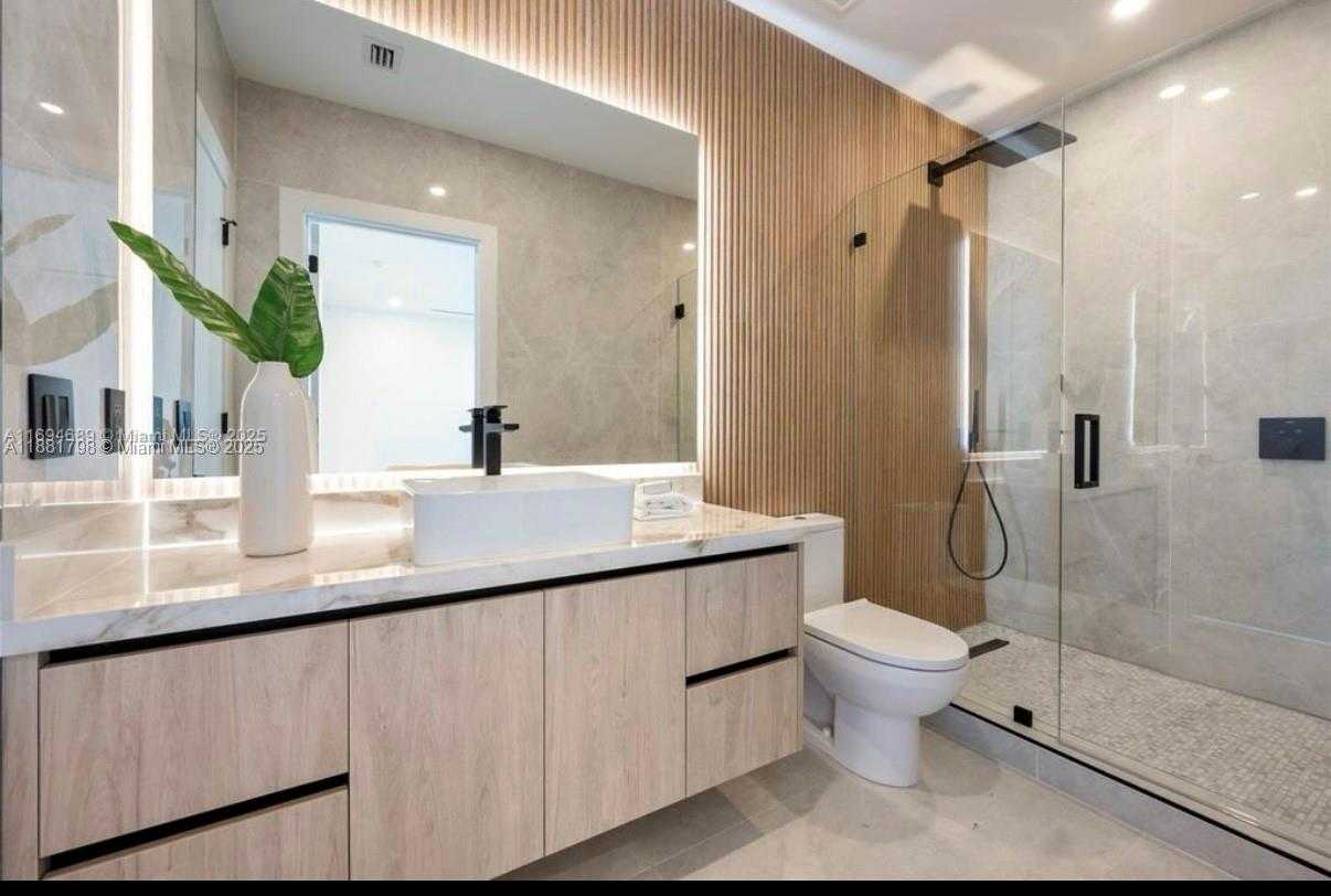 Small Image of 3390 OAK AVE, Miami Number 15