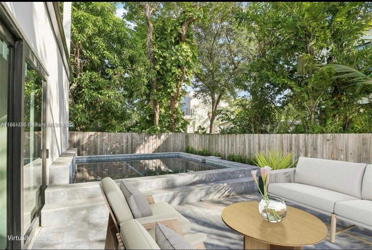 Small Image of 3390 OAK AVE, Miami Number 16
