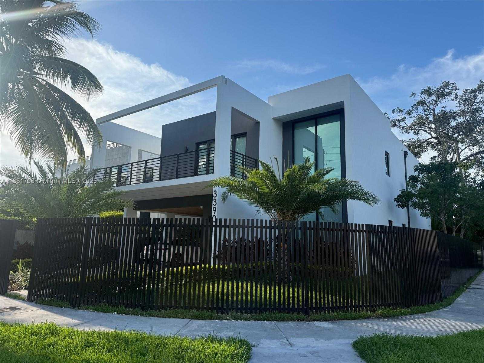 Small Image of 3390 OAK AVE, Miami Number 17