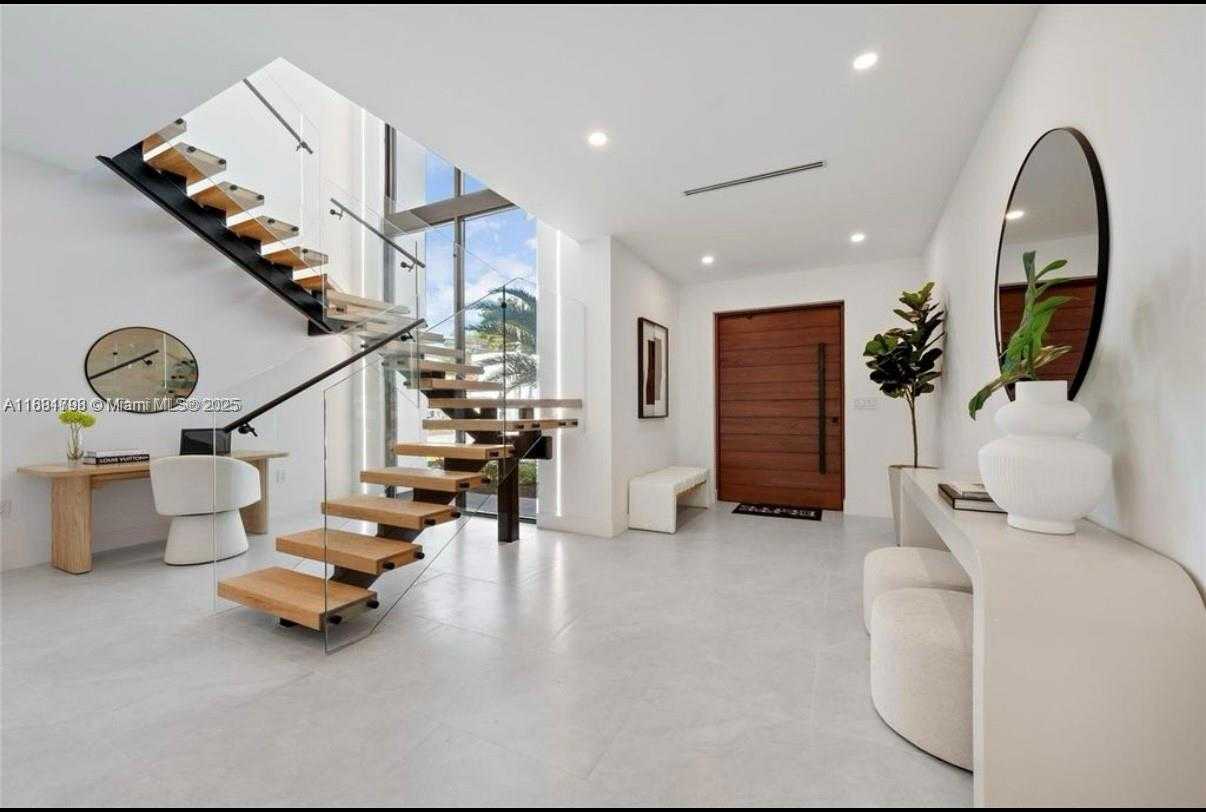 Small Image of 3390 OAK AVE, Miami Number 2