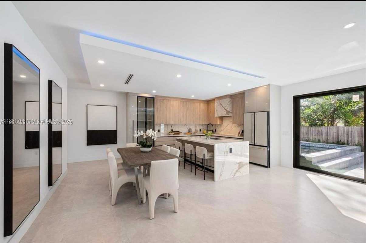Small Image of 3390 OAK AVE, Miami Number 4